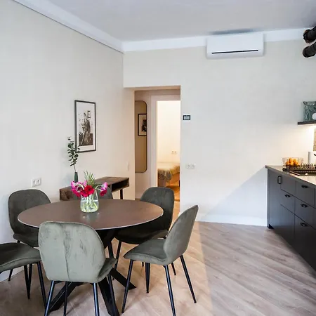 Apartment At Center